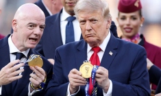 Gianni Infantino et Donald Trump, lors de la cérémonie de remise des médailles de la finale de la Coupe du monde 2026, à New York, le 19 juillet 2026 ( GETTY IMAGES NORTH AMERICA / JUSTIN SETTERFIELD )