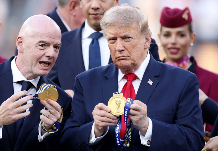 Gianni Infantino et Donald Trump, lors de la cérémonie de remise des médailles de la finale de la Coupe du monde 2026, à New York, le 19 juillet 2026 ( GETTY IMAGES NORTH AMERICA / JUSTIN SETTERFIELD )
