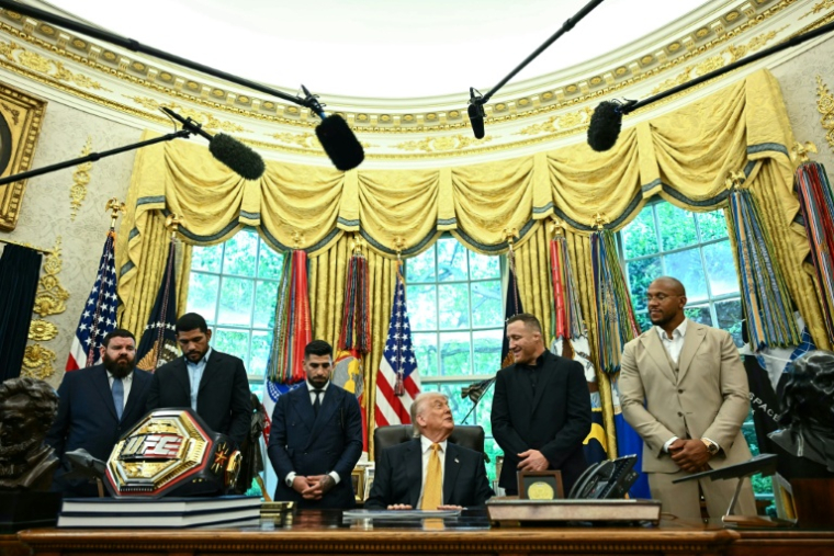 Justin Gaethje aux côtés de Donald Trump dans le Bureau ovale le 6 mai 2026 ( AFP / Kent NISHIMURA )