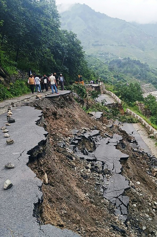 Une route endommagée dans un village près d'Uttarkashi le 6 août 2025, un jour après qu'une averse a provoqué une coulée de boue massive et des crues soudaines dans l'État indien d'Uttarakhand ( AFP / - )