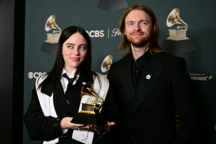 La chanteuse Billie Eilish à gauche et son frère Finneas O'Connell lors de la 68e édition des Grammy Awards à Los Angeles, le 1er février 2026 ( AFP / Frederic J. Brown )