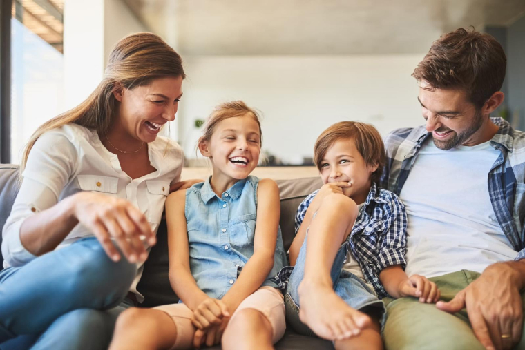 Chaque parent peut transmettre jusqu’à 100 000 euros à chacun de ses enfants sans droits de donation, grâce à un abattement renouvelable tous les quinze ans ( Shutterstock )