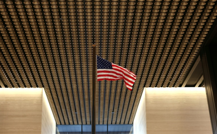 Un drapeau américain flotte dans le hall du nouveau siège new-yorkais de JPMorgan Chase ( AFP / TIMOTHY A. CLARY )