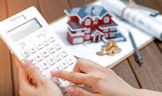 La vente d'un bien immobilier fait augmenter le revenu fiscal de référence. (© Freepik)