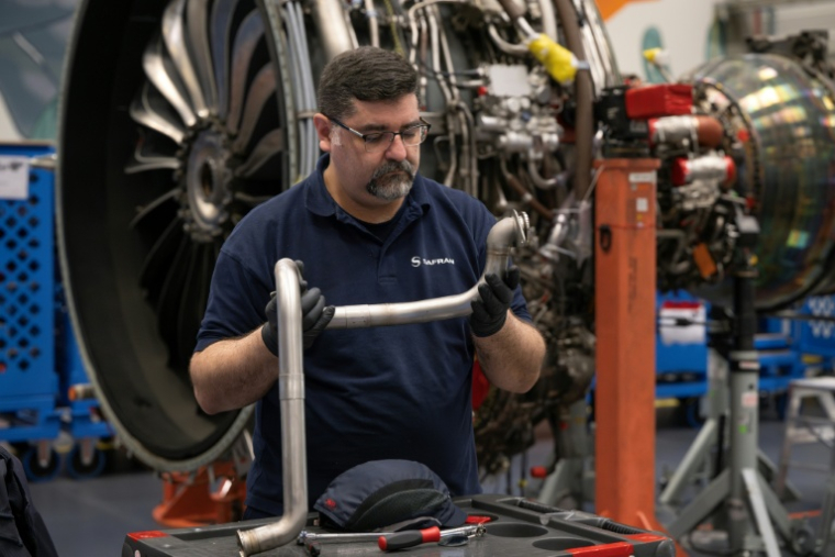 Un techniciens dans le centre de maintenance pour les moteurs Leap à Bruxelles, le Ruxelles, le 29 octobre 2024 ( AFP / JOHN THYS )
