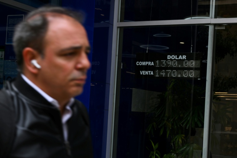 Une banque affiche les taux de change du dollar, le 8 septembre 2025 en Argentine ( AFP / Luis ROBAYO )
