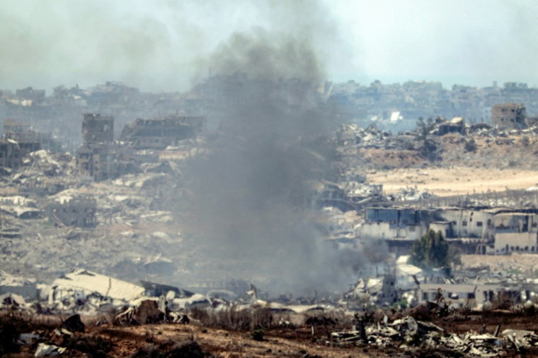 Un photo prise depuis le sud d'Israël montre un panache de fumée s'élèvant après des bombardements israéliens dans la bande de Gaza, le 23 juillet 2025 ( AFP / Jack GUEZ )