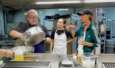 Le chef japonais Yusuke Takada (à gauche) et la cheffe Dominique Crenn (à droite) discutent dans une cuisine du complexe Xcaret, à Playa del Carmen, au Mexique, le 20 septembre 2026 ( AFP / Elizabeth Ruiz )