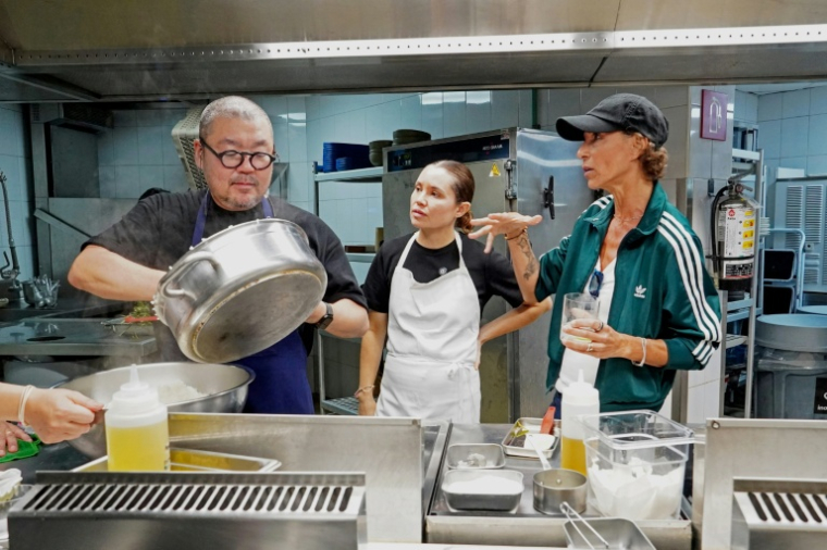 Le chef japonais Yusuke Takada (à gauche) et la cheffe Dominique Crenn (à droite) discutent dans une cuisine du complexe Xcaret, à Playa del Carmen, au Mexique, le 20 septembre 2026 ( AFP / Elizabeth Ruiz )