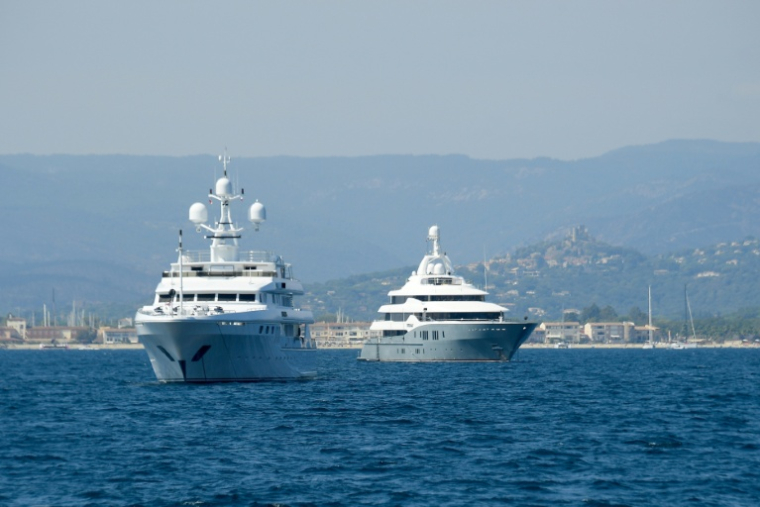 Des yachts au large du golfe de Saint-Tropez, le 7 septembre 2021 dans le Var ( AFP / Nicolas TUCAT )