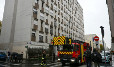 Un camion de pompiers près d'un immeuble résidentiel où s'est déclaré un incendie, le 20 octobre 2025 à Lyon, dans le Rhône ( AFP / JEAN-PHILIPPE KSIAZEK )