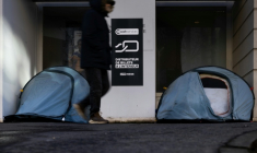 Des tentes de sans-abri dans une rue à Paris, le 2 février 2026 ( AFP / JOEL SAGET )