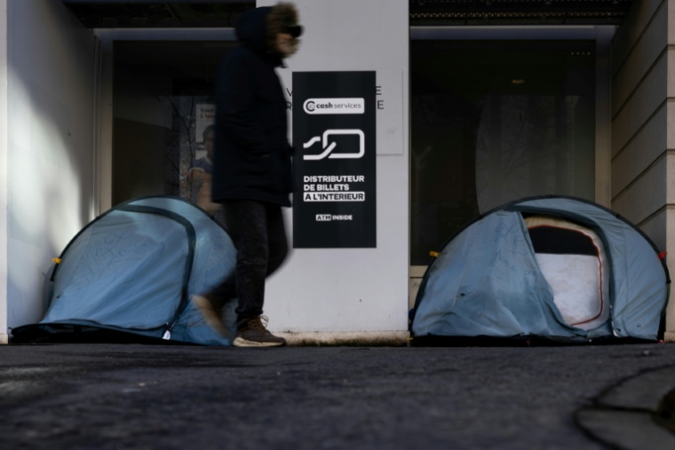 Des tentes de sans-abri dans une rue à Paris, le 2 février 2026 ( AFP / JOEL SAGET )