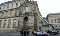 Des policiers près d'un monte-charge utilisé lors d'un cambriolage au musée du Louvre, le 19 octobre 2025 à Paris  ( AFP / Dimitar DILKOFF )