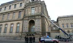 Des policiers près d'un monte-charge utilisé lors d'un cambriolage au musée du Louvre, le 19 octobre 2025 à Paris  ( AFP / Dimitar DILKOFF )