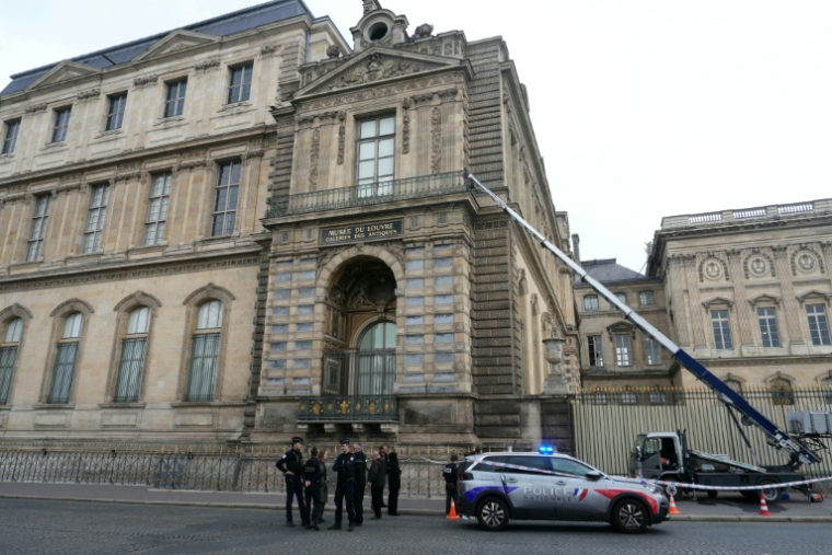 Des policiers près d'un monte-charge utilisé lors d'un cambriolage au musée du Louvre, le 19 octobre 2025 à Paris ( AFP / Dimitar DILKOFF )