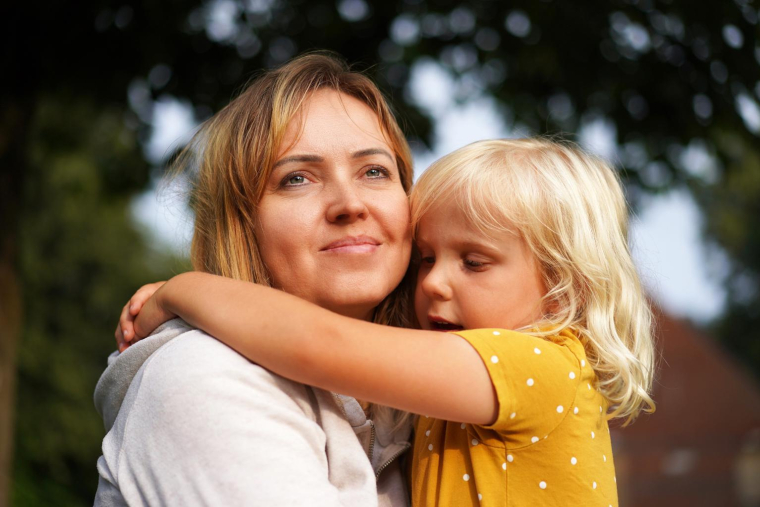 Une demi-part supplémentaire permet de faire baisser les impôts des familles monoparentales ( crédit photo : Shutterstock )