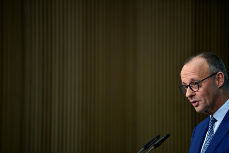 Le chancelier allemand Friedrich Merz s'adresse aux journalistes, le 20 octobre 2025 à Berlin ( AFP / John MACDOUGALL )