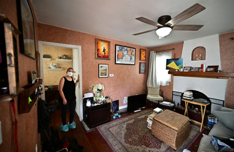 Karen Girard porte un masque de protection dans sa maison contaminée par la fumée toxique des incendies qui ont ravagé Los Angeles en janvier 2025, le 21 août 2025 à Altadena, en Californie ( AFP / Frederic J. BROWN )