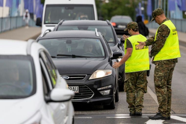 Des garde-frontières polonais au poste-frontière de Slubice, Pologne, le 7 juillet 2025. ( AFP / Wojtek RADWANSKI )