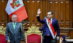 Photo diffusée par le Congrès de la République du Pérou, le 10 octobre 2025, montrant nouveau président par intérim José Jeri Ore (d), avant de prêter serment lors d'une cérémonie au Congrès national à Lima, après la destitution de l'ancienne présidente Dina Boluarte ( Congrès de la République du Pérou / Handout )