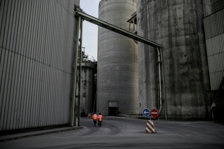 Des employés marchent à l'intérieur de la plus grande cimenterie de France qui appartient au cimentier français Vicat à Montalieu-Vercieu (Isère, sud-est de la France), le 12 novembre 2025 ( AFP / JEFF PACHOUD )