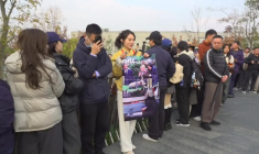 Chine: Brigitte Macron rend visite aux pandas géants de Chengdu