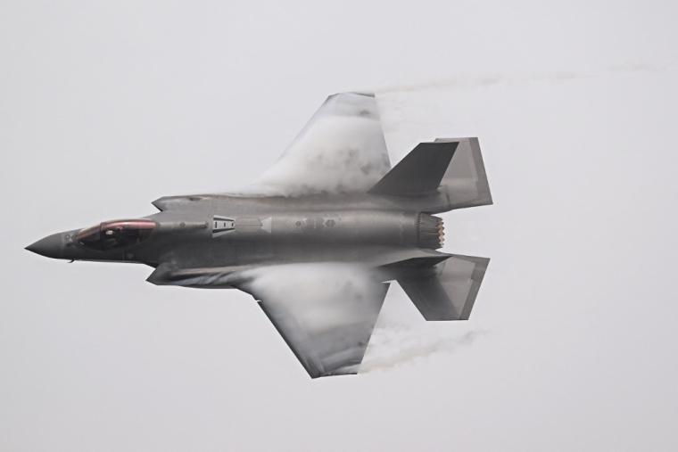 Le chasseur américain F-35, construit par Lockheed Martin, nécessite plus de 400 kilos de terres rares par unité (illustration) ( AFP / LILLIAN SUWANRUMPHA )