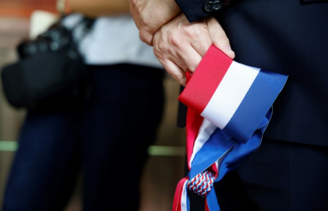 Un maire tient son écharpe d'élu, le 6 juin 2025 à Fontainebleau ( AFP / Ludovic MARIN )