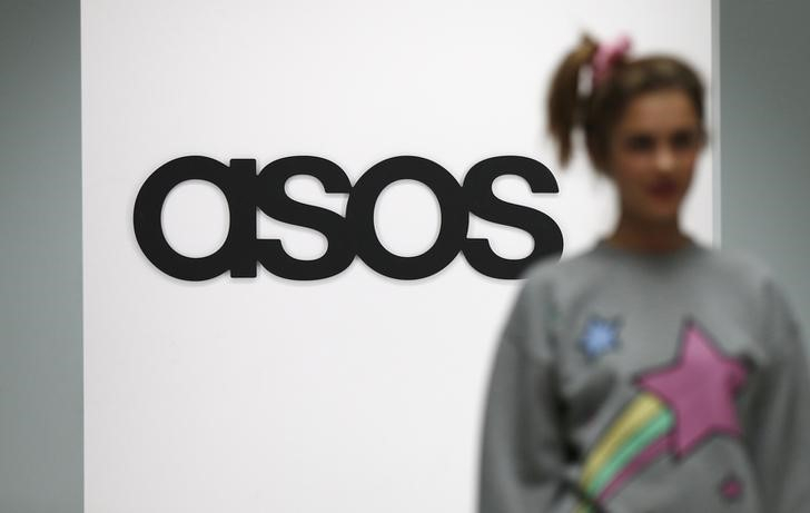 ASOS: LES VENTES DE FIN D'ANNÉE SUPÉRIEURES AUX ATTENTES