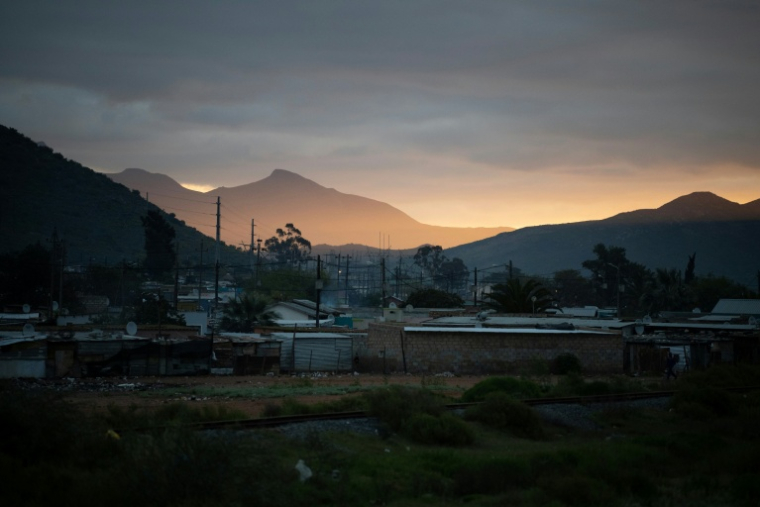 Le soleil se couche sur le township de Nkqubela, où résident de nombreux travailleurs agricoles de la région, dans la ville de Robertson, province du Cap-Occidental (Afrique du Sud), le 9 juillet 2026 ( AFP / RODGER BOSCH )