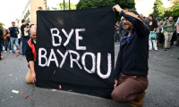 Des manifestants fêtent la chute du gouvernement de François Bayrou devant l'Hôtel de Ville de Nantes, le 8 septembre 2025 en Loire-Atlantique ( AFP / Sebastien Salom-Gomis )