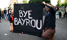 Des manifestants fêtent la chute du gouvernement de François Bayrou devant l'Hôtel de Ville de Nantes, le 8 septembre 2025 en Loire-Atlantique ( AFP / Sebastien Salom-Gomis )