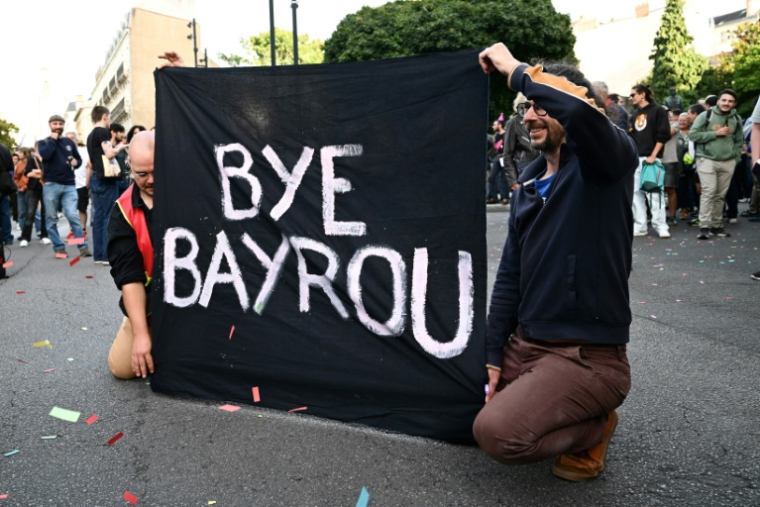 Des manifestants fêtent la chute du gouvernement de François Bayrou devant l'Hôtel de Ville de Nantes, le 8 septembre 2025 en Loire-Atlantique ( AFP / Sebastien Salom-Gomis )