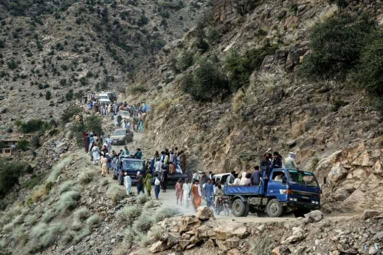 Des Afghans sur une route défoncée proche de Nurgal, dans l'Est de l'Afghanistan, le 3 septembre 2025, où un séisme a fait plus de 2.200 morts et a rendu de nombreux villages difficiles d'accès ( AFP / - )