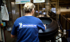 Une employée de l'usine Michelin de  La Roche-sur-Yon (illustration) ( AFP / JEAN-SEBASTIEN EVRARD )
