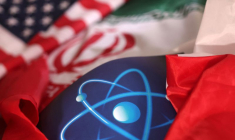 Photo d'illustration montre le symbole atomique et les drapeaux américain et iranien