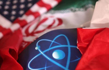 Photo d'illustration montre le symbole atomique et les drapeaux américain et iranien