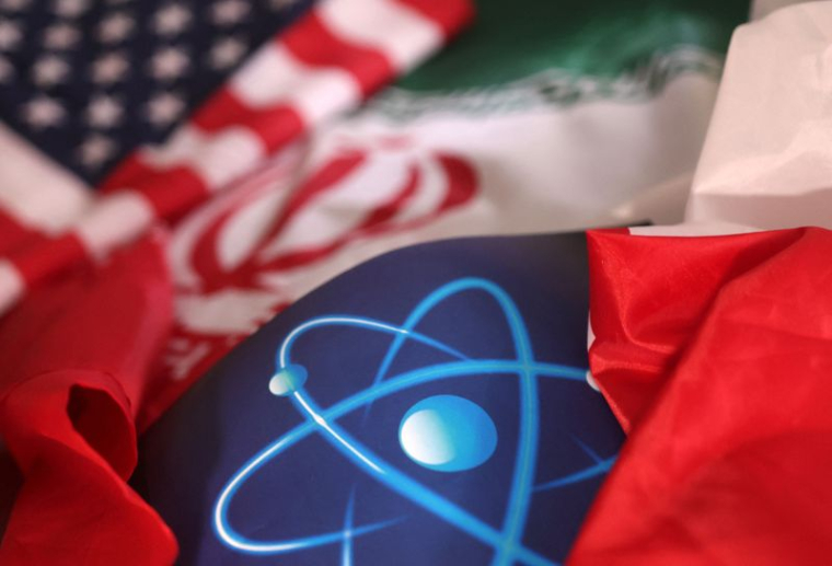 Photo d'illustration montre le symbole atomique et les drapeaux américain et iranien