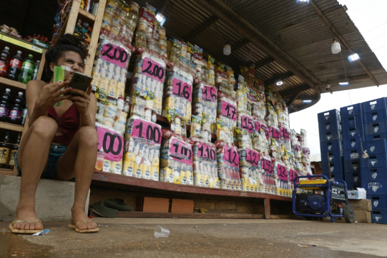 Des prix affichés en grammes d'or dans un magasin de la ville mnière d'El Dorado, dans l'Etat de Bolivar, le 24 mai 2025 au Venezuela ( AFP / Pedro MATTEY )