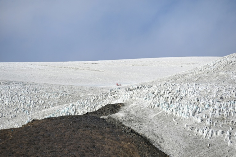 Des membres de l'expédition "Pamir Ice Memory" escaladent le glacier du Pamir, le 25 septembre 2025 à Kon Tchoukourbachi, dans l'est du Tadjikistan ( AFP / Prakash MATHEMA )