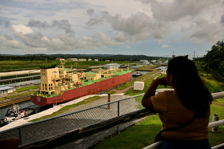 Le méthanier G. SPIRIT, battant pavillon panaméen, entre dans l'écluse d'Agua Clara du canal de Panama, à Colón, le 1er septembre 2026 ( AFP / MARTIN BERNETTI )