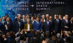La présidente de la Commission européenne Ursula von der Leyen (centre G) et le président français Emmanuel Macron (centre D) au sommet international de l'Espace à Paris, le 10 septembre 2026 ( POOL / Aurelien Morissard )