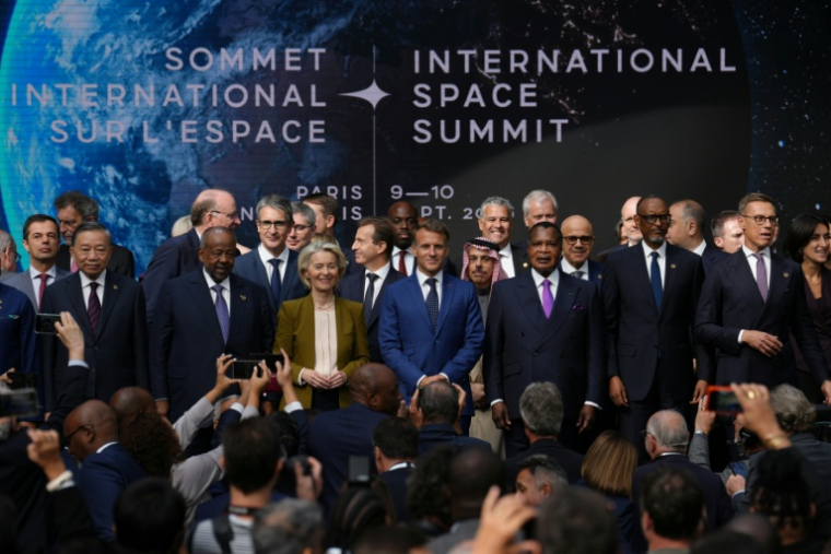 La présidente de la Commission européenne Ursula von der Leyen (c,g) et le président français Emmanuel Macron (c,d) lors du sommet international de l'Espace, le 10 septembre 2026 à Paris ( POOL / Aurelien Morissard )
