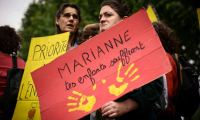 Des manifestantes lors du rassemblement parisien pour demander davantage de moyens pour la Protection de l'enfance, le 15 mai 2025 ( AFP / Anne-Christine POUJOULAT )