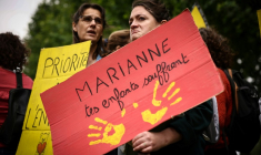 Des manifestantes lors du rassemblement parisien pour demander davantage de moyens pour la Protection de l'enfance, le 15 mai 2025 ( AFP / Anne-Christine POUJOULAT )