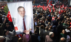 Un portrait du maire d'Istanbul emprisonné Ekrem Imamoglu lors d'un rassemblement à Ankara, le 6 avril 2025 en Turquie ( AFP / Adem ALTAN )