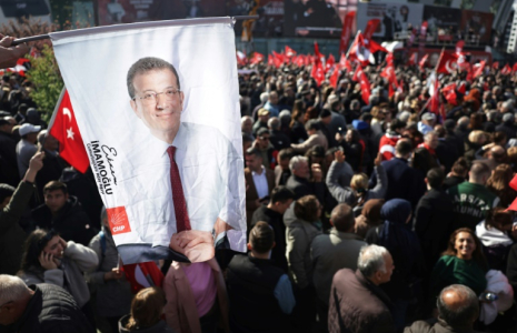 Un portrait du maire d'Istanbul emprisonné Ekrem Imamoglu lors d'un rassemblement à Ankara, le 6 avril 2025 en Turquie ( AFP / Adem ALTAN )