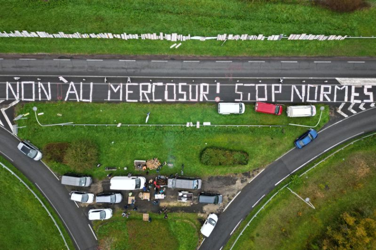 Les syndicats agricoles français manifestent contre l'accord du Mercosur près d'Angoulême