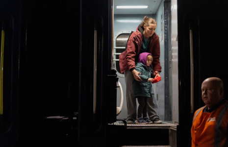 Kateryna Kumratova, spécialiste marketing de 35 ans, et sa fille de quatre ans, Nina, remontent dans le train après avoir été évacuées en raison de la menace d’un drone russe sur la ligne Kharkiv-Kiev, le 21 octobre 2026 ( AFP / Tetiana DZHAFAROVA )